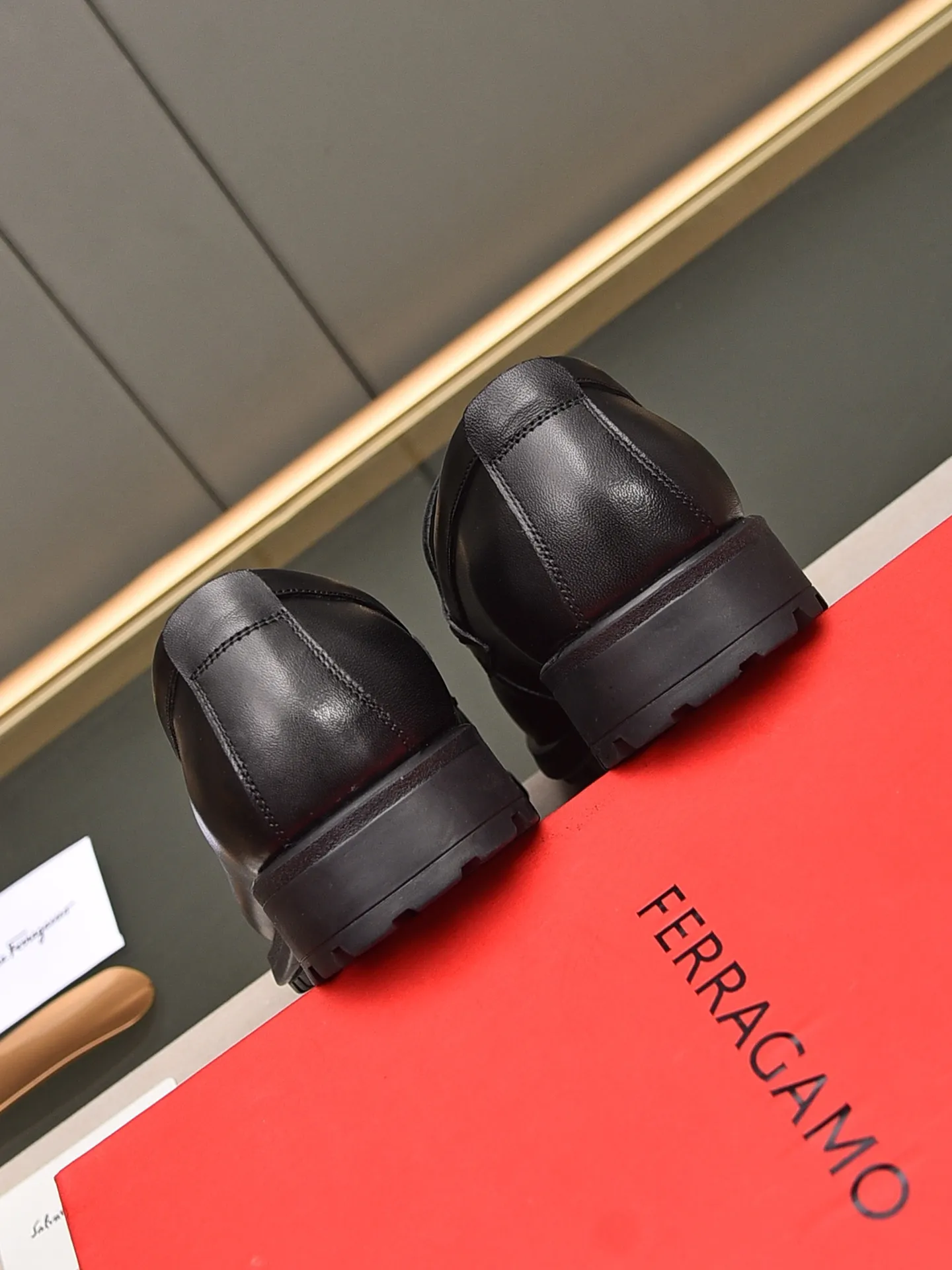 Men's shoes 💰: 500 Brand: Ferragamo Size: Men's size 38/44 (45 can be customized) Grade: Same style as the official website High-end quality men's shoes Material: Original first-layer calfskin Water-dyed cowhide lining Original outsole Style categories: Men's fashionable formal business casual leather shoes Slip-on men's shoes high-top series Young fashion European and American trends British style Casual matching Comfortable feet